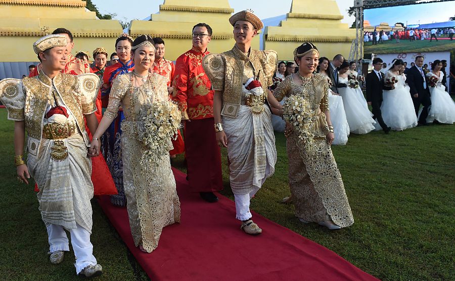 50对中国新人在斯里兰卡举行集体婚礼 总统亲自颁发结婚证书