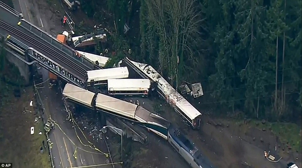 美华盛顿州火车脱轨致6死77伤 铁轨控制系统未激活