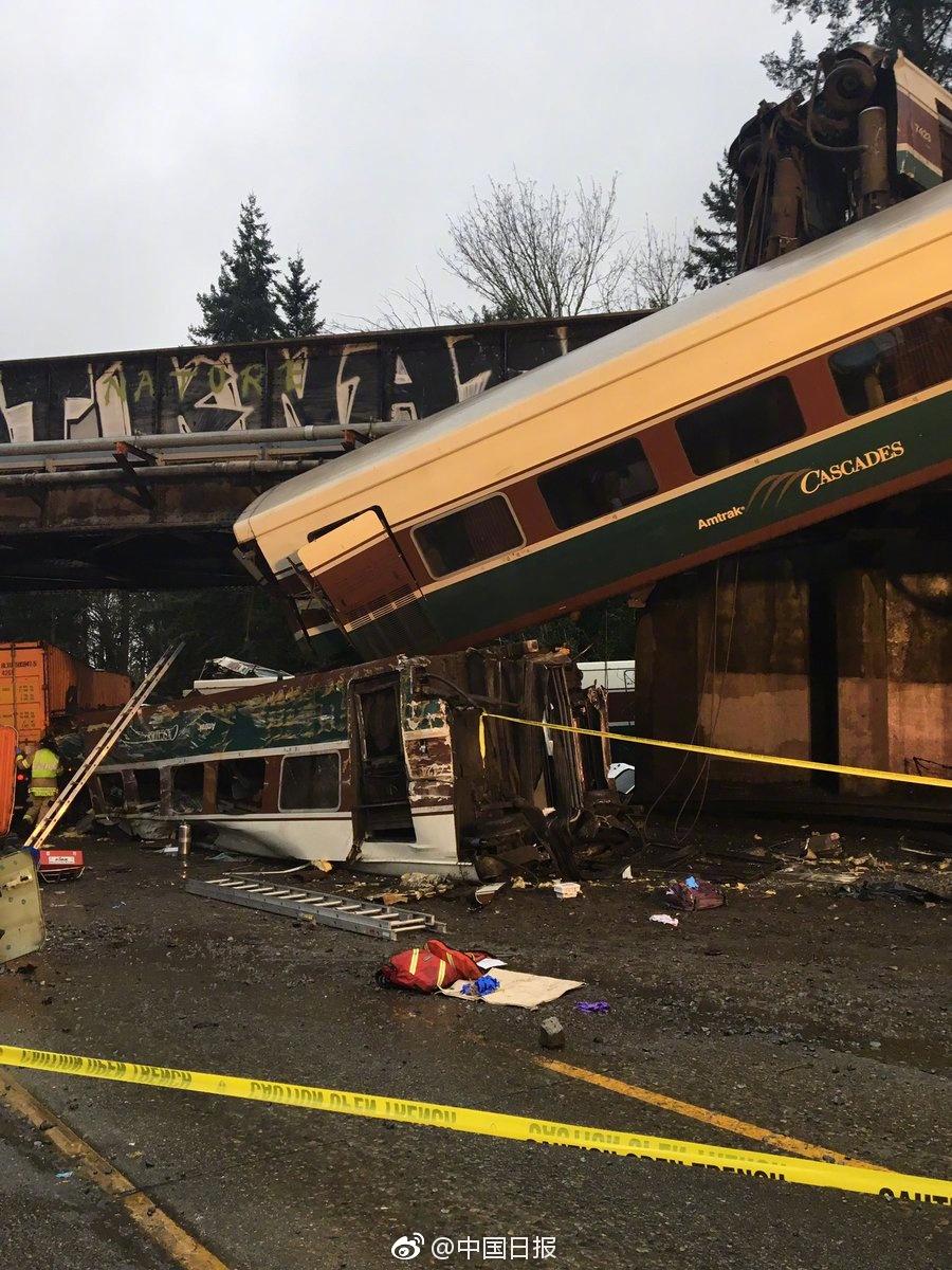 美国西雅图发生火车脱轨
