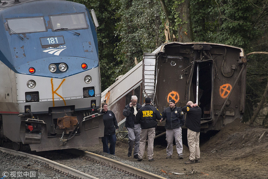 美国华盛顿州一列车意外脱轨 致6人死亡
