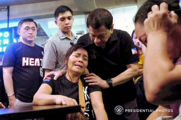 菲律宾商场失火或致37人死亡 总统现场落泪