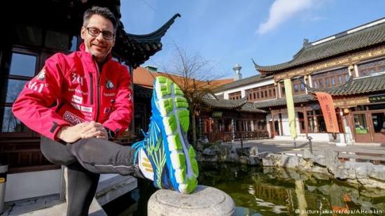 男子从德国跑步来中国：用脚丈量“丝绸之路” 穿烂40双鞋