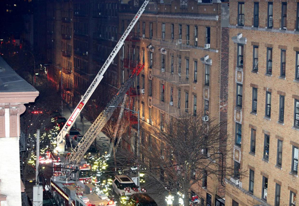 美国纽约一公寓楼失火 导致12人死亡