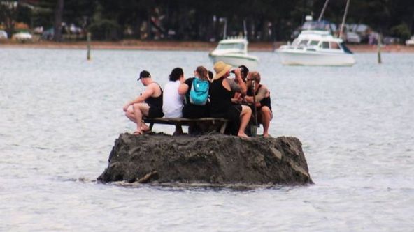 这群新西兰人为了喝酒在海里堆出“岛” 这下禁酒令不好使了