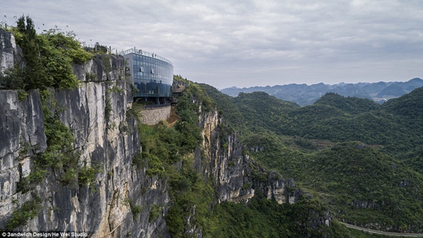 英媒：中国贵州“悬浮美术馆”——令人叹为观止的艺术创造