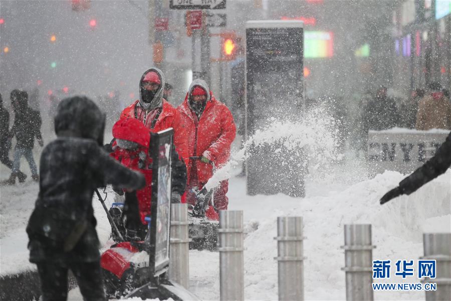 美国纽约紧急应对罕见暴风雪