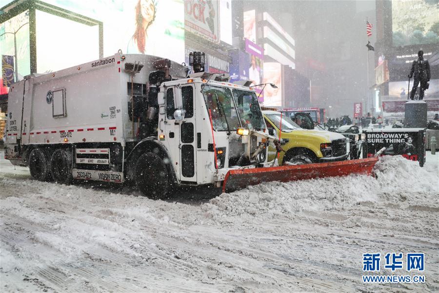 美国纽约紧急应对罕见暴风雪