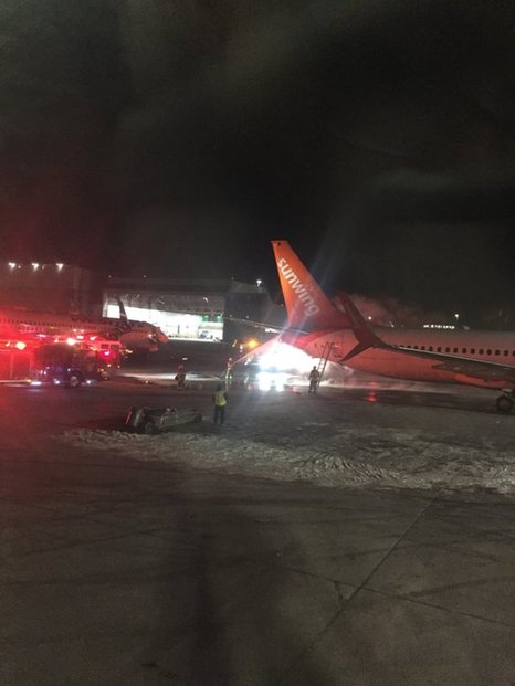 加拿大多伦多一机场两架客机碰撞起火 乘客安全撤离