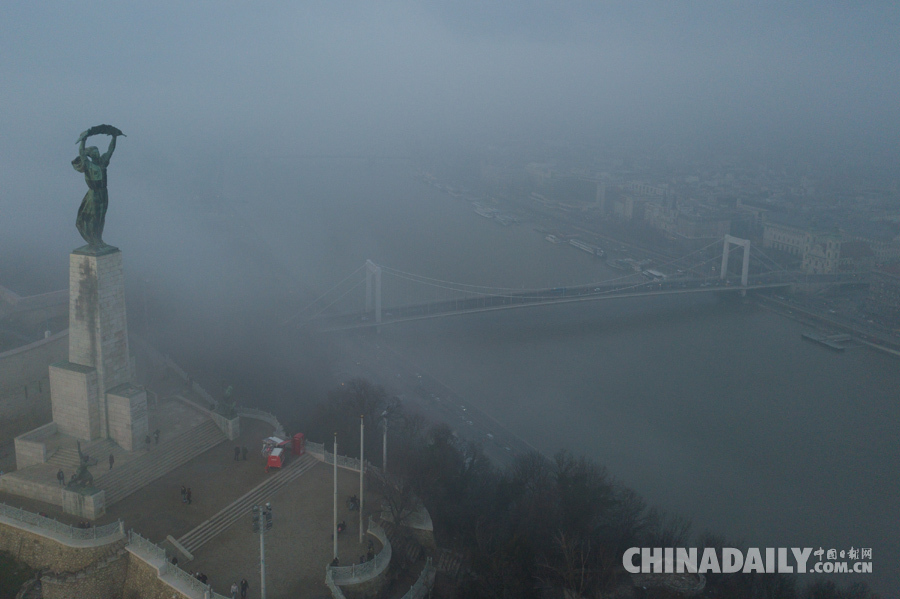 大雾笼罩布达佩斯