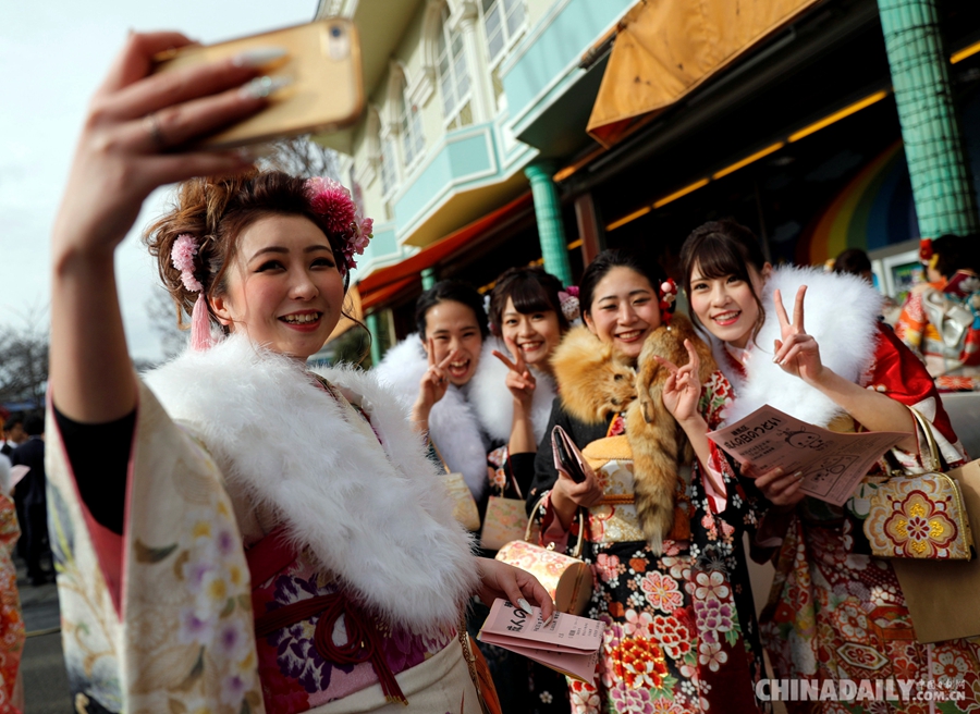 日本“成人节”庆典 传统和服成靓丽风景线