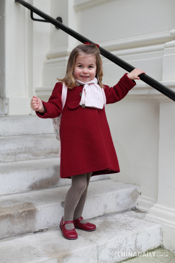 英国夏洛特公主第一天上幼儿园 凯特王妃亲自拍照留念