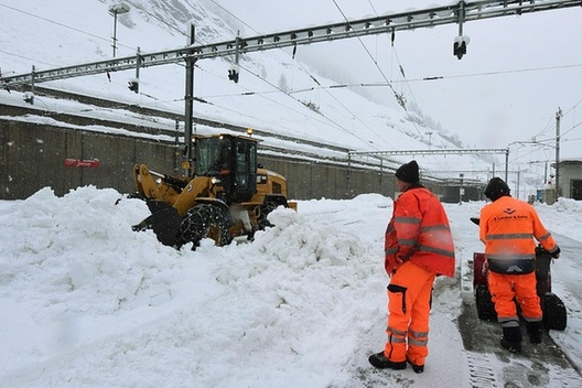 大雪封路直升机救驾！上万游客被困瑞士“滑雪天堂”采尔马特