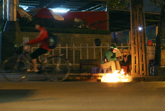 越南气温骤降 人们街头生火取暖