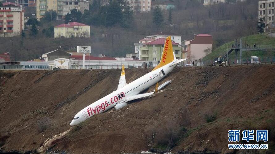 土耳其一架客机降落时滑出跑道险些坠海