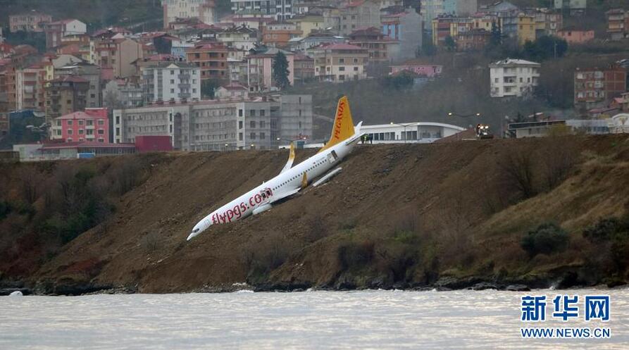 土耳其一架客机降落时滑出跑道险些坠海