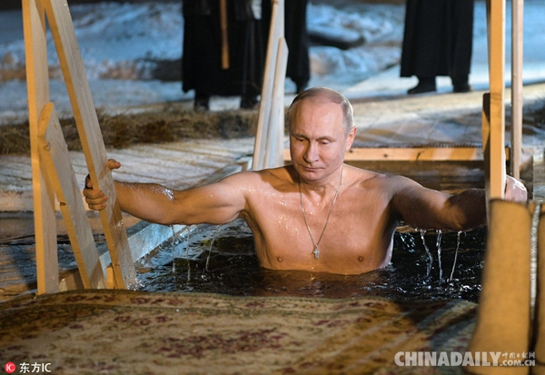 效仿普京冰河浴 美驻俄大使被冻得慌了神儿