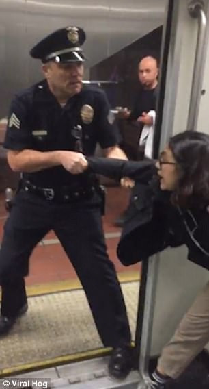把脚放在座位上 美国女子被警察强拉下地铁逮捕