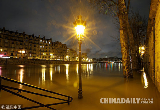 法国巴黎洪水泛滥 卢浮宫珍品将“紧急挪窝”