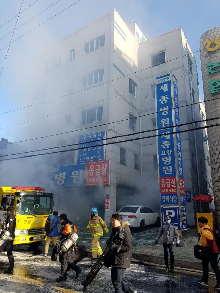 韩国一家医院大火 至少造成41人死亡