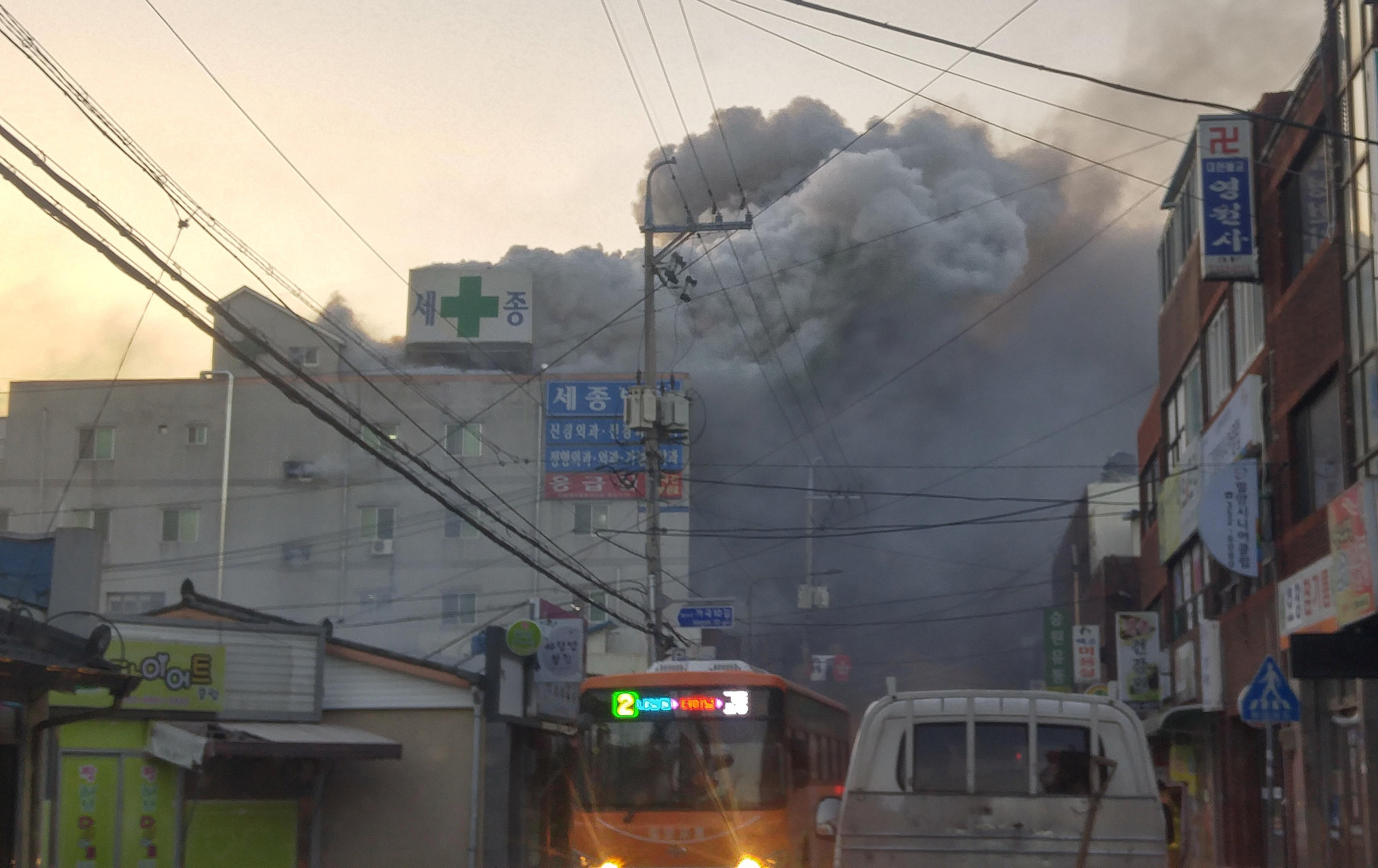 韩国一家医院大火 至少造成41人死亡