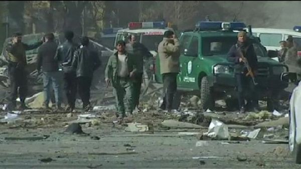阿富汗首都喀布尔发生自杀式爆炸袭击 至少180人死伤