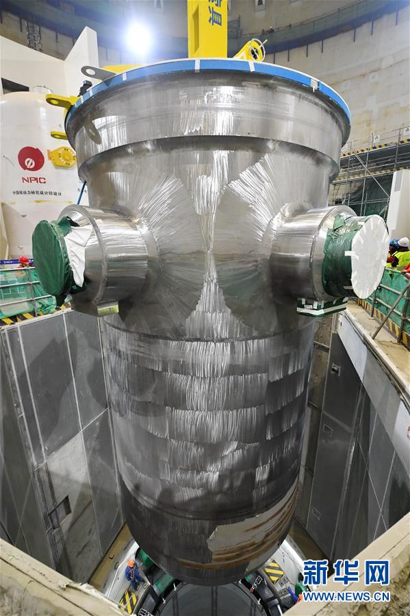 “华龙一号”全球首堆压力容器成功吊装