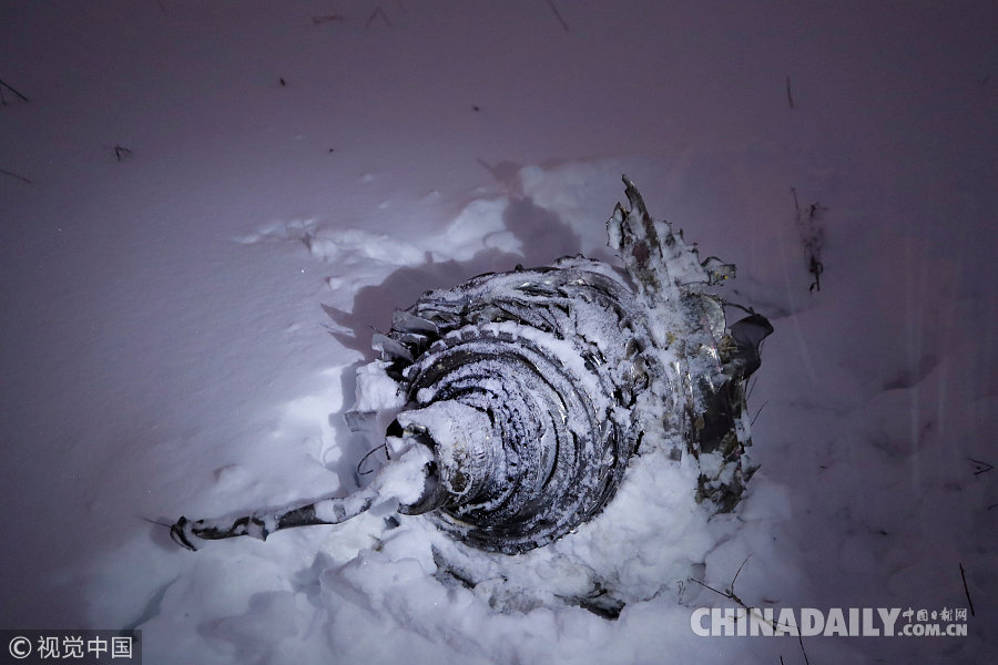 俄罗客机坠毁无人生还 雪地发现飞机残骸