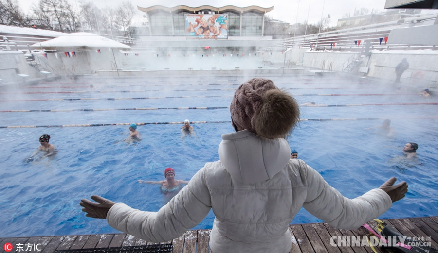冰火两重天！俄罗斯人户外“热水泳”超享受
