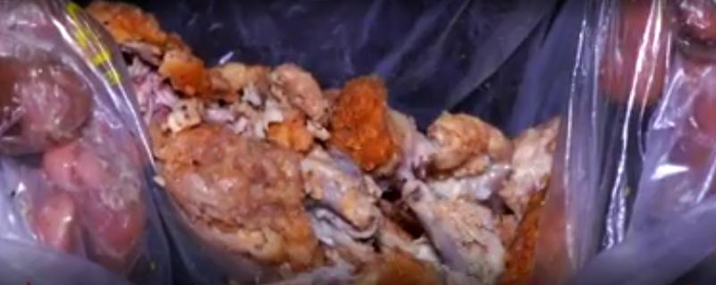 菲律宾穷人餐桌“美食”：别人吃剩的肉再加工 售价1元一碗