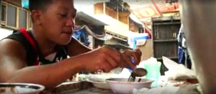 菲律宾穷人餐桌“美食”：别人吃剩的肉再加工 售价1元一碗