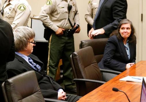 囚禁13名子女的美国加州夫妇出席庭审 面带微笑拒不认罪