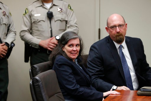 囚禁13名子女的美国加州夫妇出席庭审 面带微笑拒不认罪