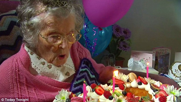 澳大利亚最年长女性揭开长寿秘诀：慢吃多动