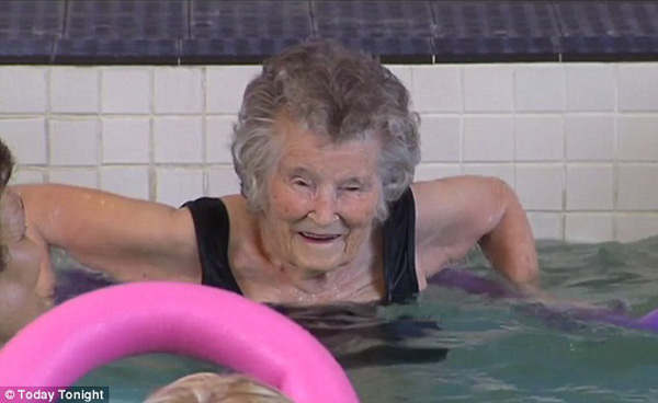 澳大利亚最年长女性揭开长寿秘诀：慢吃多动