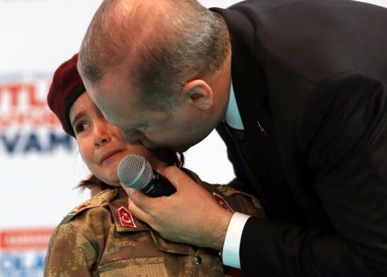 土耳其总统鼓励小女孩为国牺牲 批评者：你这是虐待儿童