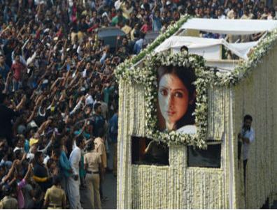 印度国宝级女星遗体告别式 2万多名群众挤爆街头送葬