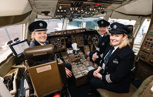 非“女”莫属 英航全女性机组成员航班起飞