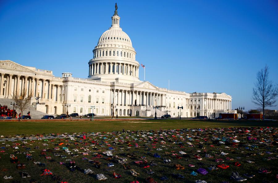 美国民众呼吁控枪 7千双鞋子“占领”国会草坪