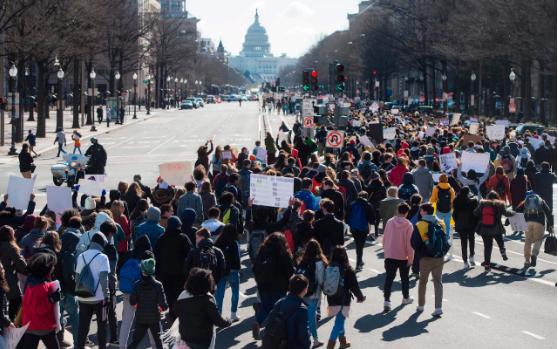 美国各地学生走出教室 呼吁控枪