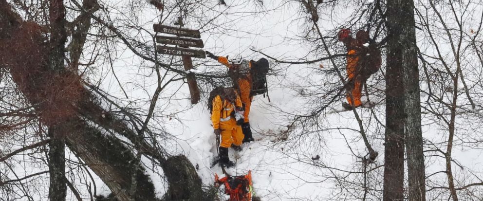 明知要下雪还是要登山 4名中国游客通宵被困日本山上