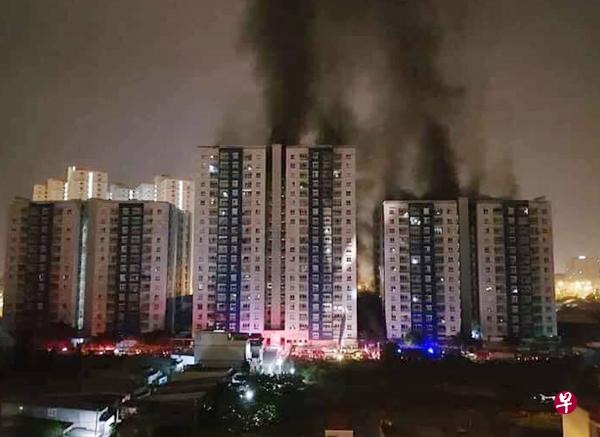 越南胡志明市公寓大楼着火 至少13人死亡
