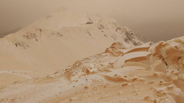 火星既视感！橘色的雪在东欧多地飘洒