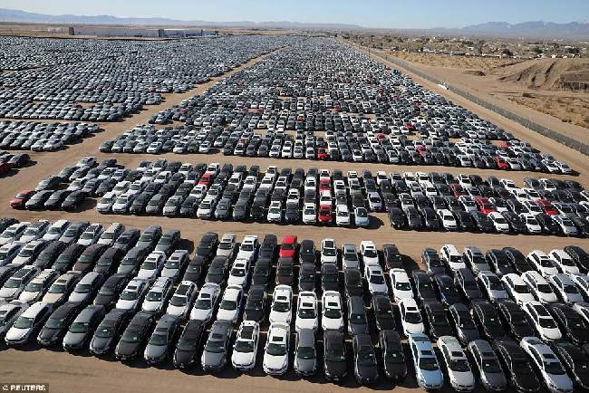 大众464亿元买回35万辆问题车辆 密密麻麻停在沙漠中宛如“汽车坟场”