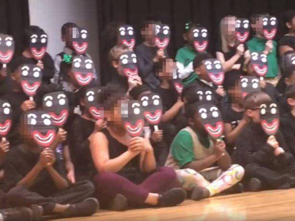 学生手持黑脸面具表演遭批 美国小学忙道歉