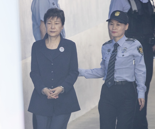 “闺蜜干政门”一审宣判在即 朴槿惠妹妹替姐姐叫屈：相信历史会还她公道