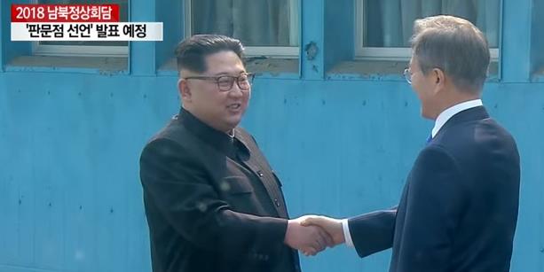 两人握手了！金正恩首次踏入韩领土与文在寅会面