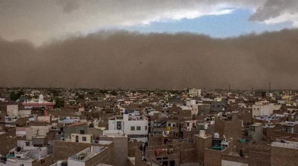 印度北部遭沙尘暴袭击100余人死亡 泰姬陵安然无恙
