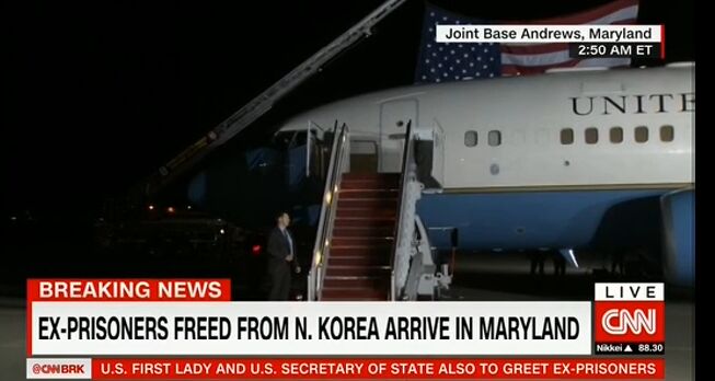 被朝鲜释放的三位美国人质返美 特朗普机舱门口问候