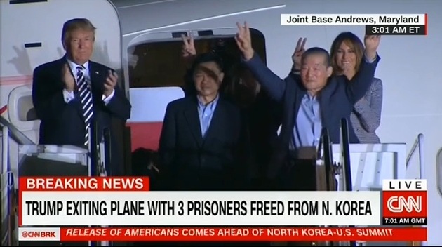 被朝鲜释放的三位美国人质返美 特朗普机舱门口问候