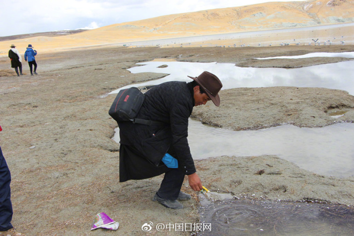 西藏圣湖守护者：每天沿湖岸巡逻 防止破坏环境行为